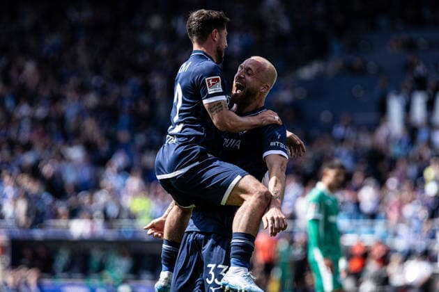2. Fußball Bundesliga: VfL Bochum - SpVgg Greuther Fürth; 26.04.2026 VfL Bochum bejubelt das Tor, 2:0 durch Philipp Hofmann (VfL Bochum, 33) 2. Fußball Bundesliga: VfL Bochum - SpVgg Greuther Fürth; Vonovia-Ruhrstadion, Bochum; 26.04.2026 DFL regulations prohibit any use of photographs as image sequences and or quasi video.