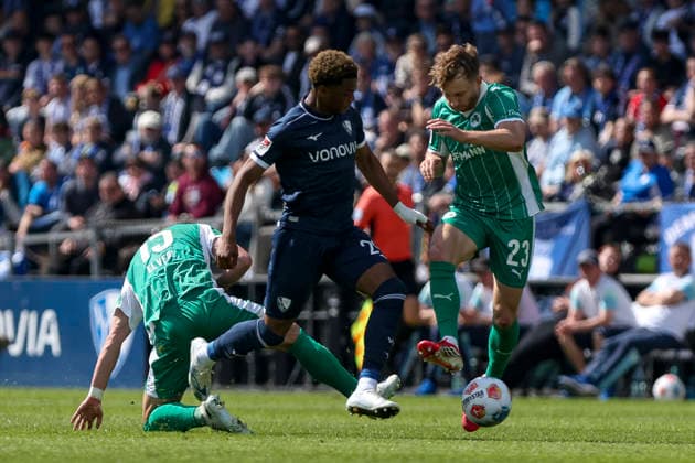 26.04.2026, GER, Fussball, Herren, 2. BL, Saison 2025 2026, Vfl Bochum vs SpVgg Greuther Fürth Jannik Dehm (Fürth) und Farid Alfa-Ruprecht (Bochum) im Kampf um den Ball Bochum vonovia Ruhrstadion Nordrhein-Westfalen Deutschland