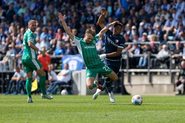 26.04.2026, GER, Fussball, Herren, 2. BL, Saison 2025 2026, Vfl Bochum vs SpVgg Greuther Fürth Jannik Dehm (Fürth) und Farid Alfa-Ruprecht (Bochum) im Kampf um den Ball Bochum vonovia Ruhrstadion Nordrhein-Westfalen Deutschland
