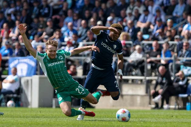26.04.2026, GER, Fussball, Herren, 2. BL, Saison 2025 2026, Vfl Bochum vs SpVgg Greuther Fürth Jannik Dehm (Fürth) und Farid Alfa-Ruprecht (Bochum) im Kampf um den Ball Bochum vonovia Ruhrstadion Nordrhein-Westfalen Deutschland