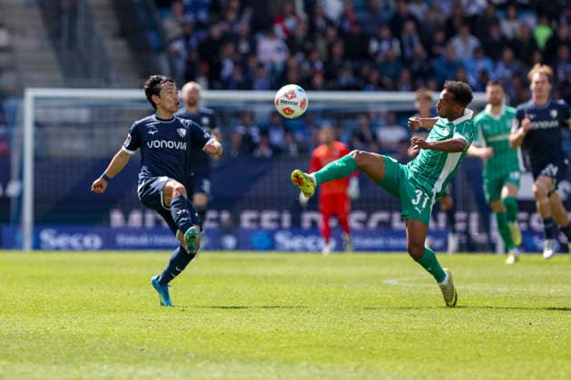 26.04.2026, GER, Fussball, Herren, 2. BL, Saison 2025 2026, Vfl Bochum vs SpVgg Greuther Fürth Koji Miyoshi (Bochum) und Julian Green (Fürth) im Kampf um den Ball Bochum vonovia Ruhrstadion Nordrhein-Westfalen Deutschland