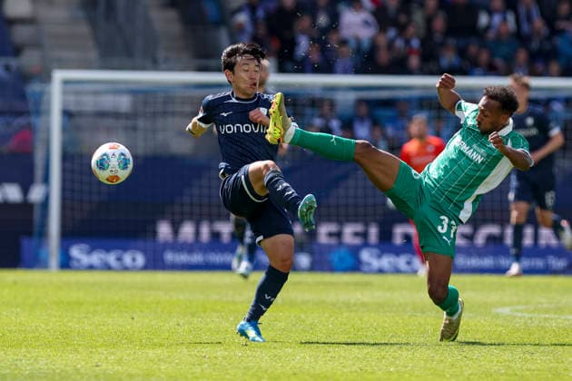 26.04.2026, GER, Fussball, Herren, 2. BL, Saison 2025 2026, Vfl Bochum vs SpVgg Greuther Fürth Koji Miyoshi (Bochum) und Julian Green (Fürth) im Kampf um den Ball Bochum vonovia Ruhrstadion Nordrhein-Westfalen Deutschland