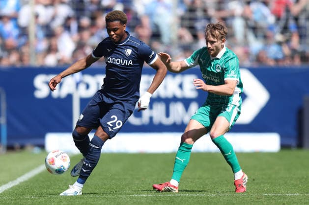Fußball 2. Bundesliga 31. Spieltag VfL Bochum - SpVgg Greuther Fürth am 26.04.2026 im Vonovia Ruhrstadion in Bochum Farid Alfa-Ruprecht ( Bochum ), links - Jannik Dehm ( Fürth ), rechts DFL regulations prohibit any use of photographs as image sequences and or quasi-video.