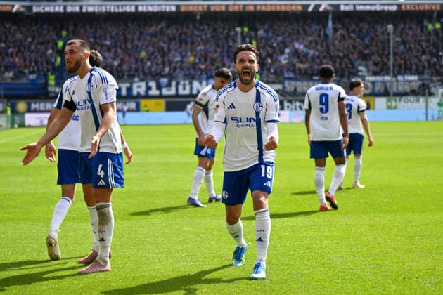 Paderborn, Home Deluxe Arena, 26.04.26, GER, Herren, 2.Bundesliga, Saison 2025-2026, SC Paderborn 07 - FC Schalke 04 Bild: Dejan LJUBICIC (Schalke) jubelt nach seinem Tor zum 2:3 mit Kenan KARAMAN (Schalke) DFL regulations prohibit any use of photographs as image sequences and or quasi-video. NRW Deutschland