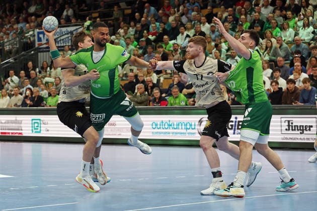 26.04.2026, xovx, Handball Daikin Handball Bundesliga, HSG Wetzlar - Bergischer HC v.l. Lars Mitchell Kooij (Bergischer HC), Philipp Ahouansou (HSG Wetzlar), b17, Josip Simic (HSG Wetzlar) Wetzlar Buderus-Arena Hessen Deutschland (DE)
