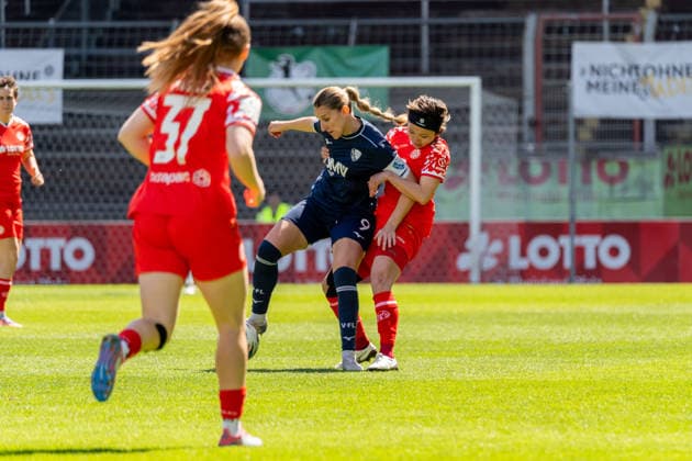 Spielszene, Zweikampf, v.l. Doerthe Hoppius (VfL Bochum, 09), Suguri Hashitani (1. FSV Mainz 05, 25), GER, 1. FSV Mainz 05 vs. VfL Bochum, Fussball, 2. Frauen-Bundesliga, 23. Spieltag, Saison 2025 2026, 26.04.2026, DFB REGULATIONS PROHIBIT ANY USE OF PHOTOGRAPHS AS IMAGE SEQUENCES AND OR QUASI-VIDEO, GER, 1. FSV Mainz 05 vs. VfL Bochum, Fussball, 2. Frauen-Bundesliga, 23. Spieltag, Saison 2025 2026, 26.04.2026 Mainz Copyright: xEibner-Pressefoto Jan-NiclasxGrox EP_JGG