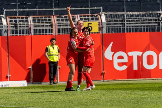 Jubel zum Tor zum 2:0 durch Kara Bathmann (1. FSV Mainz 05, 04), v.l. Johanna Berg (1. FSV Mainz 05, 09), Yurina Imai (1. FSV Mainz 05, 14), GER, 1. FSV Mainz 05 vs. VfL Bochum, Fussball, 2. Frauen-Bundesliga, 23. Spieltag, Saison 2025 2026, 26.04.2026, DFB REGULATIONS PROHIBIT ANY USE OF PHOTOGRAPHS AS IMAGE SEQUENCES AND OR QUASI-VIDEO, GER, 1. FSV Mainz 05 vs. VfL Bochum, Fussball, 2. Frauen-Bundesliga, 23. Spieltag, Saison 2025 2026, 26.04.2026 Mainz Copyright: xEibner-Pressefoto Jan-NiclasxGrox EP_JGG