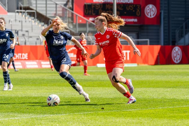 Spielszene, Zweikampf, Dribbling, Offensivaktion, v.l. Anna Moczarski (VfL Bochum, 10), Maja Pageler (1. FSV Mainz 05, 37), GER, 1. FSV Mainz 05 vs. VfL Bochum, Fussball, 2. Frauen-Bundesliga, 23. Spieltag, Saison 2025 2026, 26.04.2026, DFB REGULATIONS PROHIBIT ANY USE OF PHOTOGRAPHS AS IMAGE SEQUENCES AND OR QUASI-VIDEO, GER, 1. FSV Mainz 05 vs. VfL Bochum, Fussball, 2. Frauen-Bundesliga, 23. Spieltag, Saison 2025 2026, 26.04.2026 Mainz Copyright: xEibner-Pressefoto Jan-NiclasxGrox EP_JGG