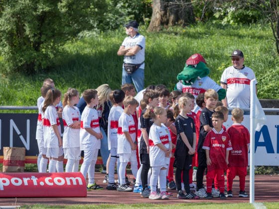 Einlaufkinder mit Fritzle zusammen GER, VfB Stuttgart vs. SV Meppen, Fussball, 2. Frauen Bundesliga, 23. Spieltag, Spielzeit 2025 2026, 26.04.2026 GER, VfB Stuttgart vs. SV Meppen, Fussball, 2. Frauen Bundesliga, 23. Spieltag, Spielzeit 2025 2026, 26.04.2026 Stuttgart Copyright: xEibner-Pressefoto CarstenxSchwerx EP_CSG