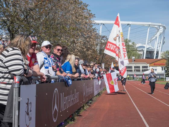 VfB Fans mit Frauenfahne und MHP Arena im Hintergrund GER, VfB Stuttgart vs. SV Meppen, Fussball, 2. Frauen Bundesliga, 23. Spieltag, Spielzeit 2025 2026, 26.04.2026 GER, VfB Stuttgart vs. SV Meppen, Fussball, 2. Frauen Bundesliga, 23. Spieltag, Spielzeit 2025 2026, 26.04.2026 Stuttgart Copyright: xEibner-Pressefoto CarstenxSchwerx EP_CSG