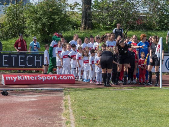 Einlaufkinder mit Werbebande Ritter Mannschaft VfB Stuttgart und SV Meppen, Schiedsrichterin spricht mit Kindern und gibt ihre Fahne GER, VfB Stuttgart vs. SV Meppen, Fussball, 2. Frauen Bundesliga, 23. Spieltag, Spielzeit 2025 2026, 26.04.2026 GER, VfB Stuttgart vs. SV Meppen, Fussball, 2. Frauen Bundesliga, 23. Spieltag, Spielzeit 2025 2026, 26.04.2026 Stuttgart Copyright: xEibner-Pressefoto CarstenxSchwerx EP_CSG