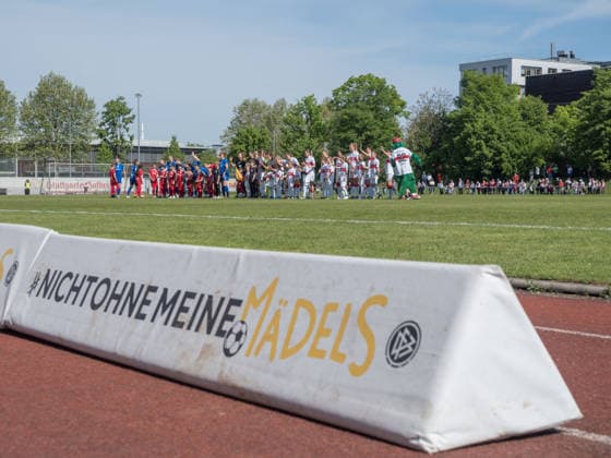 Nicht ohne meine Meadels Bande mit Spielerinnen VfB Stuttgart und SV Meppen und Einlaufkinder GER, VfB Stuttgart vs. SV Meppen, Fussball, 2. Frauen Bundesliga, 23. Spieltag, Spielzeit 2025 2026, 26.04.2026 GER, VfB Stuttgart vs. SV Meppen, Fussball, 2. Frauen Bundesliga, 23. Spieltag, Spielzeit 2025 2026, 26.04.2026 Stuttgart Copyright: xEibner-Pressefoto CarstenxSchwerx EP_CSG