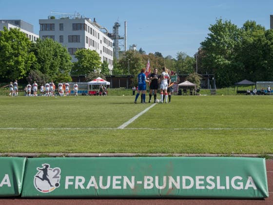 Bande Frauen-Bundesliga mit Spielfuehrerinnen VfB Stuttgart und SV Meppen sowie Schiedsrichterinnen GER, VfB Stuttgart vs. SV Meppen, Fussball, 2. Frauen Bundesliga, 23. Spieltag, Spielzeit 2025 2026, 26.04.2026 GER, VfB Stuttgart vs. SV Meppen, Fussball, 2. Frauen Bundesliga, 23. Spieltag, Spielzeit 2025 2026, 26.04.2026 Stuttgart Copyright: xEibner-Pressefoto CarstenxSchwerx EP_CSG