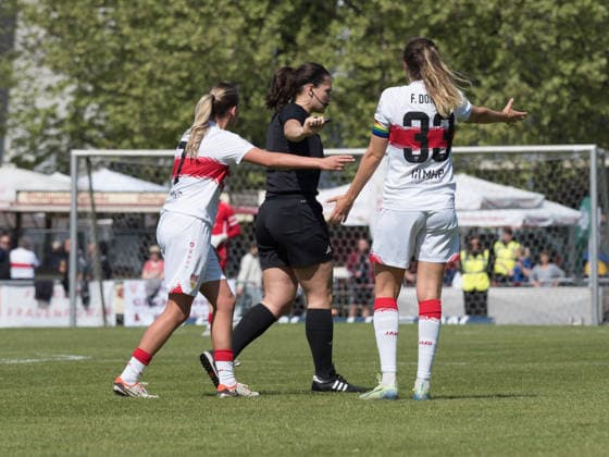 Dafina Redzepi (VfB Stuttgart, 07) und Fabienne Dongus (VfB Stuttgart, 33) diskkutieren mit Schiedsrichterin Paula Mayer GER, VfB Stuttgart vs. SV Meppen, Fussball, 2. Frauen Bundesliga, 23. Spieltag, Spielzeit 2025 2026, 26.04.2026 GER, VfB Stuttgart vs. SV Meppen, Fussball, 2. Frauen Bundesliga, 23. Spieltag, Spielzeit 2025 2026, 26.04.2026 Stuttgart Copyright: xEibner-Pressefoto CarstenxSchwerx EP_CSG
