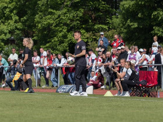 Nico Schneck (VfB Stuttgart, Trainer) beruhigt dass Spiel GER, VfB Stuttgart vs. SV Meppen, Fussball, 2. Frauen Bundesliga, 23. Spieltag, Spielzeit 2025 2026, 26.04.2026 GER, VfB Stuttgart vs. SV Meppen, Fussball, 2. Frauen Bundesliga, 23. Spieltag, Spielzeit 2025 2026, 26.04.2026 Stuttgart Copyright: xEibner-Pressefoto CarstenxSchwerx EP_CSG