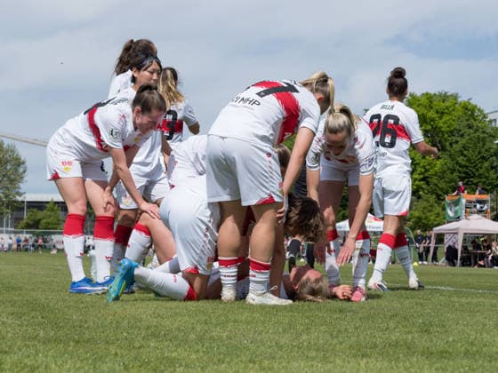 Torschuetzin zum 2:0 Maxi Rall (VfB Stuttgart, 08) mit Verletzung am Boden GER, VfB Stuttgart vs. SV Meppen, Fussball, 2. Frauen Bundesliga, 23. Spieltag, Spielzeit 2025 2026, 26.04.2026 GER, VfB Stuttgart vs. SV Meppen, Fussball, 2. Frauen Bundesliga, 23. Spieltag, Spielzeit 2025 2026, 26.04.2026 Stuttgart Copyright: xEibner-Pressefoto CarstenxSchwerx EP_CSG