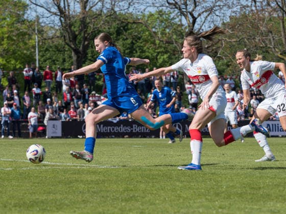 Laura Broering (SV Meppen, 06), Reena Wichmann (VfB Stuttgart, 28) GER, VfB Stuttgart vs. SV Meppen, Fussball, 2. Frauen Bundesliga, 23. Spieltag, Spielzeit 2025 2026, 26.04.2026 GER, VfB Stuttgart vs. SV Meppen, Fussball, 2. Frauen Bundesliga, 23. Spieltag, Spielzeit 2025 2026, 26.04.2026 Stuttgart Copyright: xEibner-Pressefoto CarstenxSchwerx EP_CSG