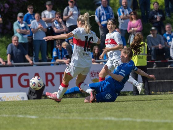 Janina Hechler (VfB Stuttgart, 16) klaert vor Chantal Schouwstra (SV Meppen, 20), Yuka Hirano (VfB Stuttgart, 19) GER, VfB Stuttgart vs. SV Meppen, Fussball, 2. Frauen Bundesliga, 23. Spieltag, Spielzeit 2025 2026, 26.04.2026 GER, VfB Stuttgart vs. SV Meppen, Fussball, 2. Frauen Bundesliga, 23. Spieltag, Spielzeit 2025 2026, 26.04.2026 Stuttgart Copyright: xEibner-Pressefoto CarstenxSchwerx EP_CSG
