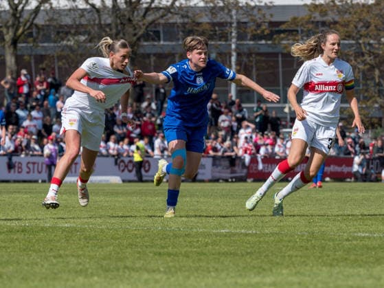Lea Mauly (SV Meppen, 19) zieht Leonie Schetter (VfB Stuttgart, 77) am Trickot, rechts Fabienne Dongus (VfB Stuttgart, 33) GER, VfB Stuttgart vs. SV Meppen, Fussball, 2. Frauen Bundesliga, 23. Spieltag, Spielzeit 2025 2026, 26.04.2026 GER, VfB Stuttgart vs. SV Meppen, Fussball, 2. Frauen Bundesliga, 23. Spieltag, Spielzeit 2025 2026, 26.04.2026 Stuttgart Copyright: xEibner-Pressefoto CarstenxSchwerx EP_CSG