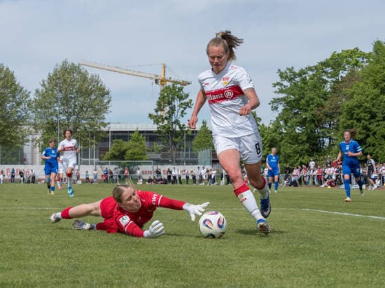 Carla Steenken (SV Meppen, 30) greift am Ball vorbei, Maxi Rall (VfB Stuttgart, 08) kommt vorbei GER, VfB Stuttgart vs. SV Meppen, Fussball, 2. Frauen Bundesliga, 23. Spieltag, Spielzeit 2025 2026, 26.04.2026 GER, VfB Stuttgart vs. SV Meppen, Fussball, 2. Frauen Bundesliga, 23. Spieltag, Spielzeit 2025 2026, 26.04.2026 Stuttgart Copyright: xEibner-Pressefoto CarstenxSchwerx EP_CSG