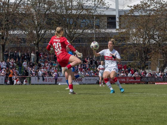 Carla Steenken (SV Meppen, 30) klaert vor Jana Beuschlein (VfB Stuttgart, 20) GER, VfB Stuttgart vs. SV Meppen, Fussball, 2. Frauen Bundesliga, 23. Spieltag, Spielzeit 2025 2026, 26.04.2026 GER, VfB Stuttgart vs. SV Meppen, Fussball, 2. Frauen Bundesliga, 23. Spieltag, Spielzeit 2025 2026, 26.04.2026 Stuttgart Copyright: xEibner-Pressefoto CarstenxSchwerx EP_CSG