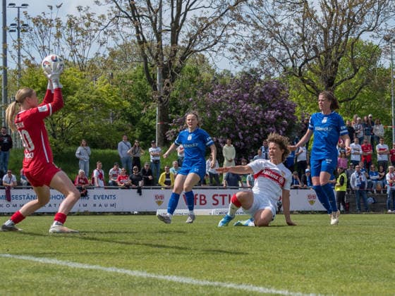 Carla Steenken (SV Meppen, 30) klaert Kopbfball von Rosa Rueckert (VfB Stuttgart, 11) GER, VfB Stuttgart vs. SV Meppen, Fussball, 2. Frauen Bundesliga, 23. Spieltag, Spielzeit 2025 2026, 26.04.2026 GER, VfB Stuttgart vs. SV Meppen, Fussball, 2. Frauen Bundesliga, 23. Spieltag, Spielzeit 2025 2026, 26.04.2026 Stuttgart Copyright: xEibner-Pressefoto CarstenxSchwerx EP_CSG