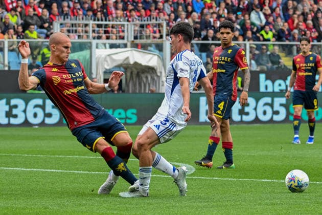 Genoa™s Leo Skiri Ostigard fights for the ball with Como™s Valle during the Serie A soccer match between Genoa and Como at the Luigi Ferraris Stadium in Genoa, Italy - Sunday, April 26, 2026. - Soccer .  Copyright: xTanoxPecoraro LaPressex