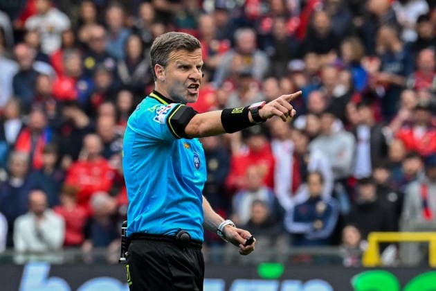 the referee Federico La Penna during the Serie A soccer match between Genoa and Como at the Luigi Ferraris Stadium in Genoa, Italy - Sunday, April 26, 2026. - Soccer .  Copyright: xTanoxPecoraro LaPressex