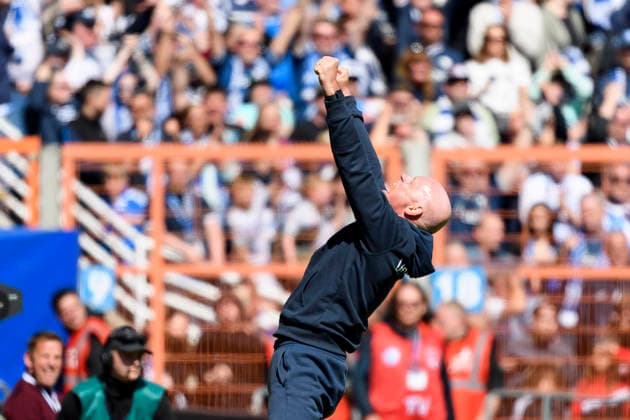 Trainer Uwe Roesler (VfL Bochum) Schlussjubel, jubelt nach dem 2:1 Sieg waehrend des spiels der 2. Bundesliga zwischen VfL Bochum und SpVgg Greuther Fürth, Vonovia Ruhrstadion am 26. April 2026 in Bochum, Deutschland. (Foto von Max Maiwald DeFodi Images) +++ Trainer Uwe Roesler (VfL Bochum) celebrate after winning during the 2. Bundesliga match between VfL Bochum and SpVgg Greuther Fürth at Vonovia Ruhrstadion on April 26, 2026 in Bochum, Germany. (Photo by Max Maiwald DeFodi Images) (Photo by Max Maiwald DeFodi Images) -