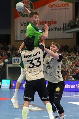 26.04.2026, xovx, Handball Daikin Handball Bundesliga, HSG Wetzlar - Bergischer HC v.l. Eloy Morante Maldonado (Bergischer HC), Niklas Theiß (HSG Wetzlar), Gerdas Babarskas (Bergischer HC). Wetzlar Buderus-Arena Hessen Deutschland (DE)