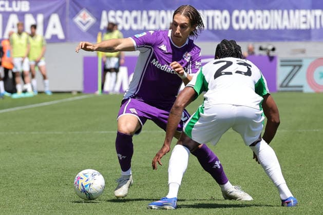 ACF Fiorentina v US Sassuolo Calcio - Serie A Jacopo Fazzini of ACF Fiorentina and Ulisses Garcia of US Sassuolo,battle for the ball during the Italian Serie A football match between ACF Fiorentina and US Sassuolo Calcio , on April 26 ,2026 at the Artemio-Franchi stadium in Florence. Firenze FI Italy  Copyright: xAndreaxMartinix originalFilename:martini-acffiore260426_npnNF.jpg