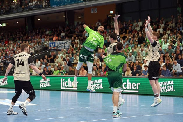 26.04.2026, xovx, Handball Daikin Handball Bundesliga, HSG Wetzlar - Bergischer HC v.l. Gerdas Babarskas (Bergischer HC), Philipp Ahouansou (HSG Wetzlar), Aron Seesing (Bergischer HC), Josip Simic (HSG Wetzlar), Johannes Wasielewski (Bergischer HC) Wetzlar Buderus-Arena Hessen Deutschland (DE)