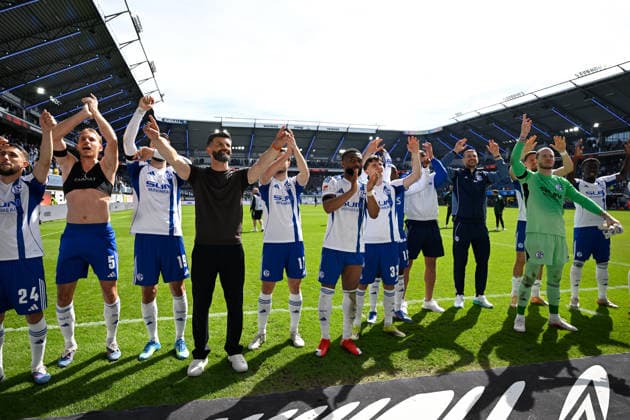 Paderborn, Home Deluxe Arena, 26.04.26, GER, Herren, 2.Bundesliga, Saison 2025-2026, SC Paderborn 07 - FC Schalke 04 Bild: Schlussjubel, Emotion, Freude bei Trainer Miron MUSLIC(Schalke) und seinen Spielern DFL regulations prohibit any use of photographs as image sequences and or quasi-video. NRW Deutschland