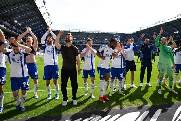 Paderborn, Home Deluxe Arena, 26.04.26, GER, Herren, 2.Bundesliga, Saison 2025-2026, SC Paderborn 07 - FC Schalke 04 Bild: Schlussjubel, Emotion, Freude bei Trainer Miron MUSLIC(Schalke) und seinen Spielern DFL regulations prohibit any use of photographs as image sequences and or quasi-video. NRW Deutschland