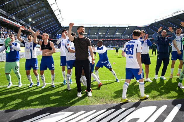 Paderborn, Home Deluxe Arena, 26.04.26, GER, Herren, 2.Bundesliga, Saison 2025-2026, SC Paderborn 07 - FC Schalke 04 Bild: Schlussjubel, Emotion, Freude bei Trainer Miron MUSLIC(Schalke) und seinen Spielern DFL regulations prohibit any use of photographs as image sequences and or quasi-video. NRW Deutschland