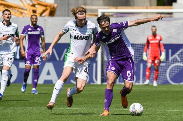 Luca Ranieri (Fiorentina) fights for the ball against Kristian Thorstvedt (Sassuolo) during ACF Fiorentina vs US Sassuolo, Italian soccer Serie A match in Florence, Italy, April 26 2026  Copyright: xFabioxFagiolini IPAxSportx xipa-agency.netx xx IPA_74245793 IPA_Agency_IPA74245793