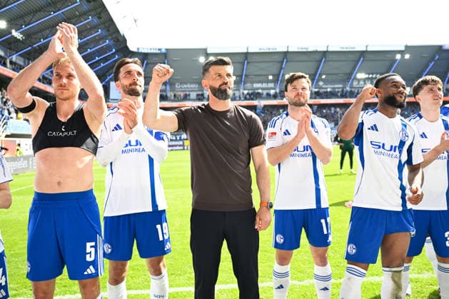 Paderborn, Home Deluxe Arena, 26.04.26, GER, Herren, 2.Bundesliga, Saison 2025-2026, SC Paderborn 07 - FC Schalke 04 Bild: Schlussjubel, Emotion, Freude bei Trainer Miron MUSLIC(Schalke) und seinen Spielern DFL regulations prohibit any use of photographs as image sequences and or quasi-video. NRW Deutschland