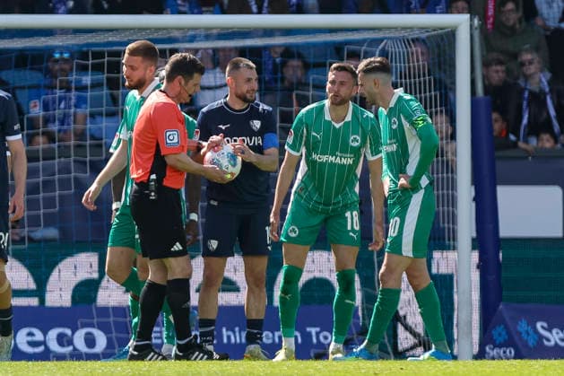 26.04.2026, GER, Fussball, Herren, 2. BL, Saison 2025 2026, Vfl Bochum vs SpVgg Greuther Fürth Matus Bero (Bochum) und Schiedsrichter Franck Willenborg haben einen kaputten Ball in der Hand Bochum vonovia Ruhrstadion Nordrhein-Westfalen Deutschland