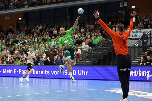 26.04.2026, xovx, Handball Daikin Handball Bundesliga, HSG Wetzlar - Bergischer HC v.l. Johannes Wasielewski (Bergischer HC), Cyrill Akakpo (HSG Wetzlar), Christopher Rudeck (Bergischer HC) Wetzlar Buderus-Arena Hessen Deutschland (DE)