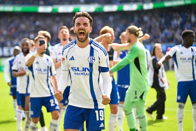 Sport Bilder des Tages Paderborn, Home Deluxe Arena, 26.04.26, GER, Herren, 2.Bundesliga, Saison 2025-2026, SC Paderborn 07 - FC Schalke 04 Bild: Schlussjubel, Emotion, Freude bei Kenan KARAMAN (Schalke) DFL regulations prohibit any use of photographs as image sequences and or quasi-video. NRW Deutschland *** Paderborn, Home Deluxe Arena, 26 04 26, GER, Herren, 2 Bundesliga, Saison 2025 2026, SC Paderborn 07 FC Schalke 04 Bild Schlussjubel, Emotion, Freude bei Kenan KARAMAN Schalke DFL regulations prohibit any use of photographs as image sequences and or quasi video NRW Germany