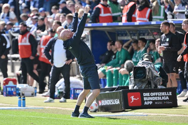 Jubel Trainer Uwe Rösler (VfL Bochum) nach dem Abpfiff 26.04.2026, Fussball 2. Bundesliga, Saison 2025 2026, 31. Spieltag, VfL Bochum - SpVgg Greuther Fürth DFL regulations prohibit any use of photographs as image sequences and or quasi-video Bochum Vonovia Ruhrstadion Nordrhein Westfalen Deutschland
