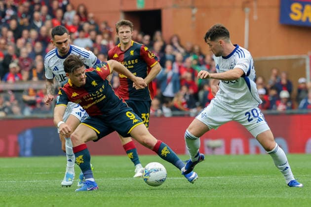 Genoa™s Vitinha fights for the ball with Como™s Baturina during the Serie A soccer match between Genoa and Como at the Luigi Ferraris Stadium in Genoa, Italy - Sunday, April 26, 2026. - Soccer .  Copyright: xTanoxPecoraro LaPressex