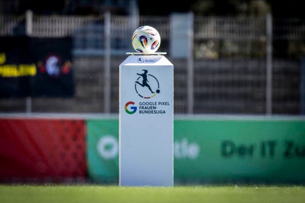 Google Pixel Frauen-Bundesliga; Bayer 04 Leverkusen - SC Freiburg, 26.04.2026 Der Ball zum Spiel Bayer 04 Leverkusen - SC Freiburg an Spieltag 23 der Google Pixel Frauen-Bundesliga am 26.04.2026 im Ulrich-Haberland-Stadion in Leverkusen (Nordrhein-Westfalen). DFL REGULATIONS PROHIBIT ANY USE OF PHOTOGRAPHS AS IMAGE SEQUENCES AND OR QUASI-VIDEO. Copyright: xBEAUTIFULxSPORTS AxelxKohringx
