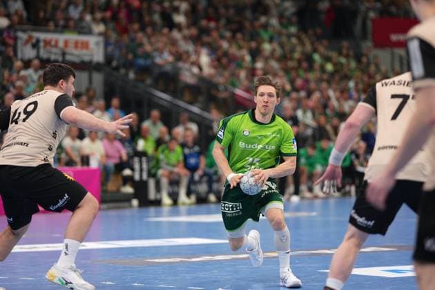 HSG Wetzlar v Bergischer HC - DAIKIN Handball-Bundesliga Justin Mueller ( 25 Wetzlar ) Aron Seesing ( 49 Bergischer HC ) during the Daikin Handball-Bundesliga match between HSG Wetzlar and Bergischer HC at Buderus Arena Wetzlar. Wetzlar Wetzlar, Germany, April 26nd 202 GERMANY Copyright: xJuliaxKneisslx xSPPx Sportspressphoto_SPR136763
