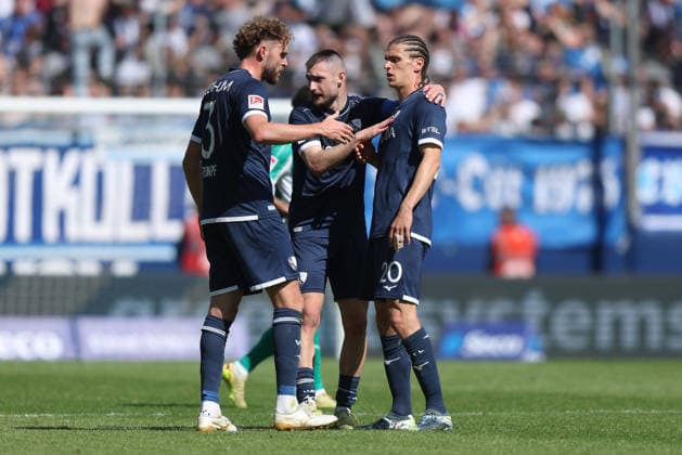 Fußball 2. Bundesliga 31. Spieltag VfL Bochum - SpVgg Greuther Fürth am 26.04.2026 im Vonovia Ruhrstadion in Bochum Philipp Strompf ( Bochum ), links - Matus Bero ( Bochum ), mitte - Noah Loosli ( Bochum ), rechts DFL regulations prohibit any use of photographs as image sequences and or quasi-video.