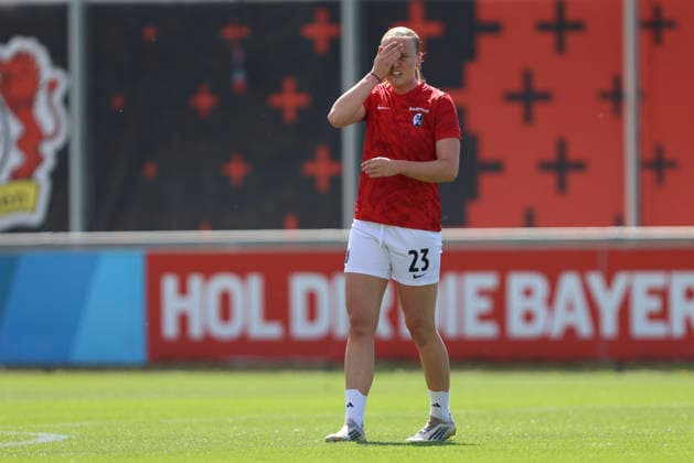 Luca Birkholz (SC Freiburg) gestikuliert, Gestik waehrend des Spiels der Frauen Bundesliga zwischen Bayer 04 Leverkusen und SC Freiburg, Ulrich-Haberland-Stadion am 26. April 2026 in Leverkusen, Deutschland. (Foto von Oliver Kaelke DeFodi Images) +++ Luca Birkholz (SC Freiburg) gestures during the Woman Bundesliga match between Bayer 04 Leverkusen and SC Freiburg at Ulrich-Haberland-Stadion on April 26, 2026 in Leverkusen, Germany. (Photo by Oliver Kaelke DeFodi Images) DFL regulations prohibit any use of photographs as image sequences and or quasi-video. (Photo by Oliver Kaelke DeFodi Images) -
