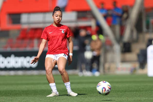 Nicole Ojukwu (SC Freiburg) beim aufwaermen waehrend des Spiels der Frauen Bundesliga zwischen Bayer 04 Leverkusen und SC Freiburg, Ulrich-Haberland-Stadion am 26. April 2026 in Leverkusen, Deutschland. (Foto von Oliver Kaelke DeFodi Images) +++ Nicole Ojukwu (SC Freiburg) warm(s) up during the Woman Bundesliga match between Bayer 04 Leverkusen and SC Freiburg at Ulrich-Haberland-Stadion on April 26, 2026 in Leverkusen, Germany. (Photo by Oliver Kaelke DeFodi Images) DFL regulations prohibit any use of photographs as image sequences and or quasi-video. (Photo by Oliver Kaelke DeFodi Images) -