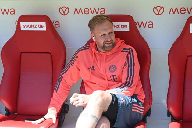 Co-Trainer Aaron DANKS (M) halbe Figur, Halbfigur, halber Koerper, 1.FSV Mainz 05 (MZ) - FC Bayern Muenchen (M) 3-4 Fussball 1. Bundesliga Saison 2025 2026, 31.Spieltag, Spieltag31, matchday31, am 25.04.2026, MEWA Arena Mainz. DFL regulations prohibit any use of photographs as image sequences and or quasi-video Â *** Co Trainer Aaron DANKS M half figure, half figure, half body, 1 FSV Mainz 05 MZ FC Bayern Muenchen M 3 4 Fußball 1 Bundesliga Saison 2025 2026, 31 Spieltag, Spieltag31, matchday31, am 25 04 2026, MEWA Arena Mainz DFL regulations prohibit any use of photographs as image sequences and or quasi video Â