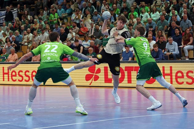 26.04.2026, xovx, Handball Daikin Handball Bundesliga, HSG Wetzlar - Bergischer HC v.l. Jona Schoch (HSG Wetzlar), Sören Steinhaus (Bergischer HC), Niklas Theiß (HSG Wetzlar) Wetzlar Buderus-Arena Hessen Deutschland (DE)