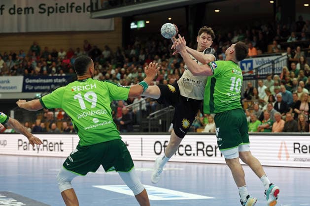 26.04.2026, xovx, Handball Daikin Handball Bundesliga, HSG Wetzlar - Bergischer HC v.l. Philipp Ahouansou (HSG Wetzlar), Sören Steinhaus (Bergischer HC), Josip Simic (HSG Wetzlar) Wetzlar Buderus-Arena Hessen Deutschland (DE)